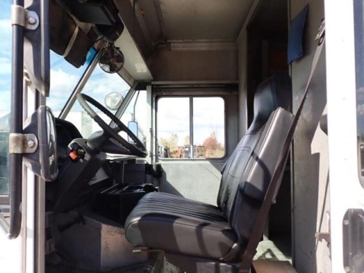 2013-freightliner-mt55-image-26