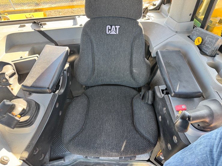 2019-caterpillar-d8t-image-42