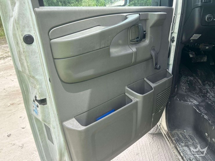 2015-chevrolet-express-4500-image-6