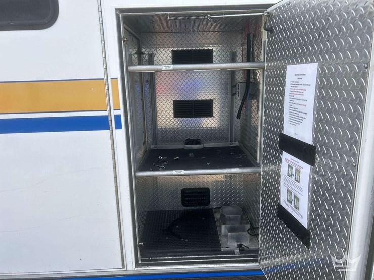 2005-freightliner-m2-106-image-29