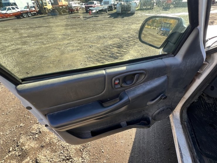 2003-chevrolet-s10-image-24