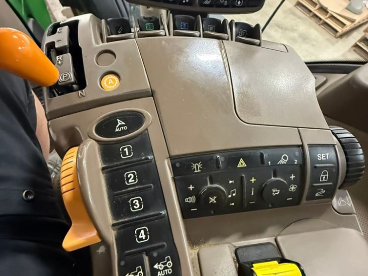 2016-john-deere-8245r-image-22