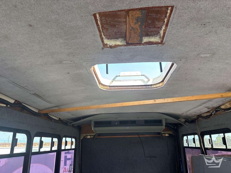 2001-freightliner-mb55-chassis-bus-image-23