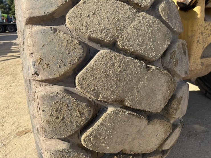 2010-caterpillar-740-image-87