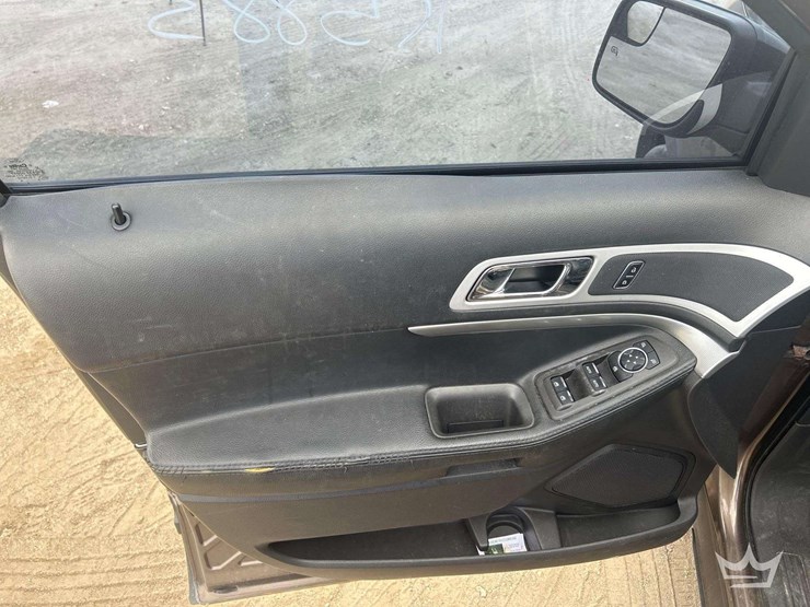 2015-ford-explorer-image-39