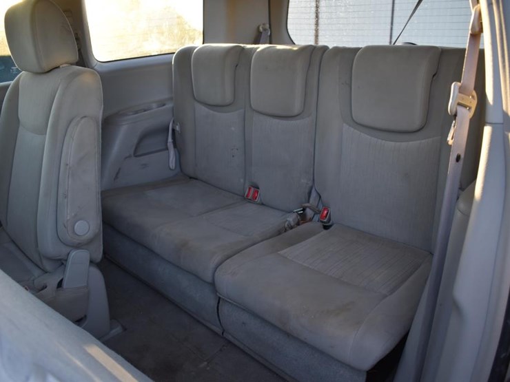 2011-nissan-quest-image-7