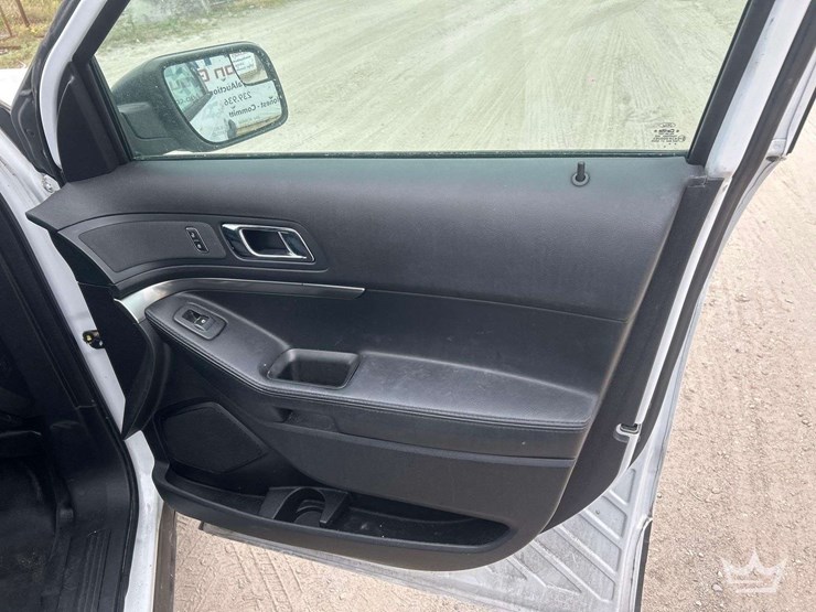 2016-ford-explorer-image-21