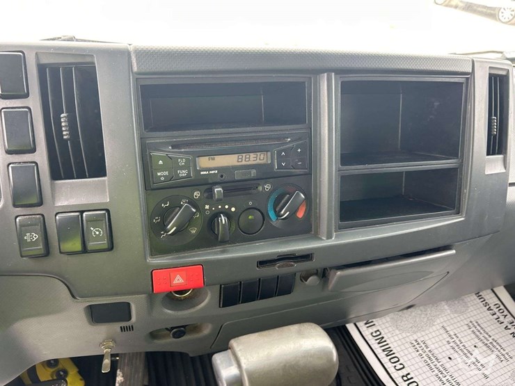 2016-isuzu-npr-image-16