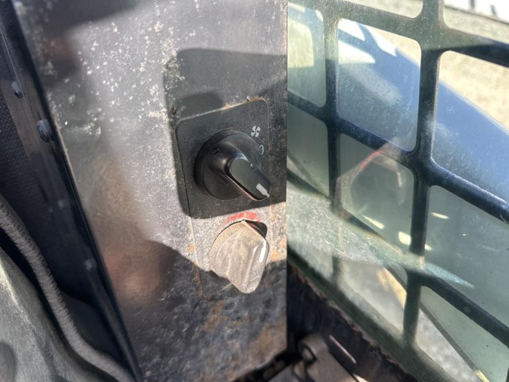 2015-bobcat-s70-image-32