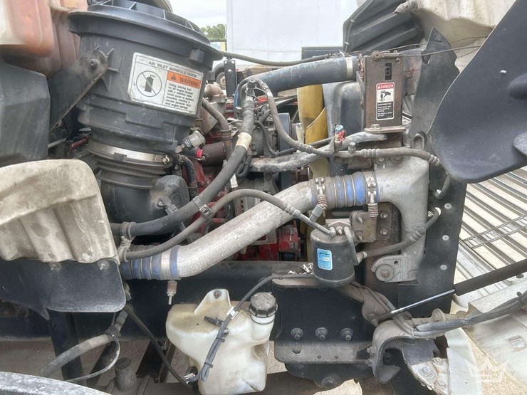 2014-freightliner-m2-106-image-7