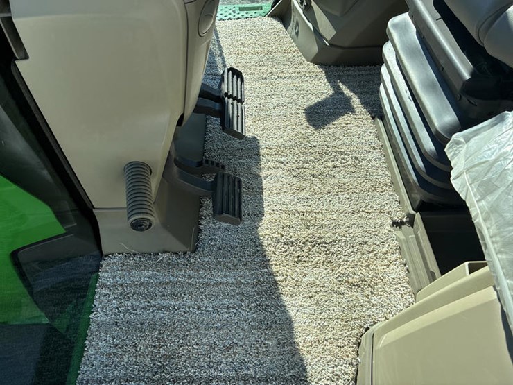 2024-john-deere-8r-410-image-76