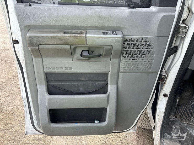 2013-ford-cargo-image-13