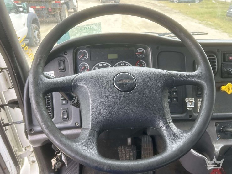 2014-freightliner-m2-106-image-12