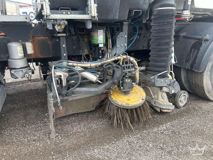 2019-freightliner-m2-106-image-33