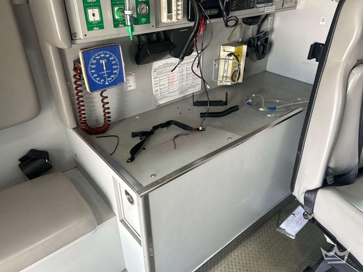 2004-freightliner-fl60-image-30