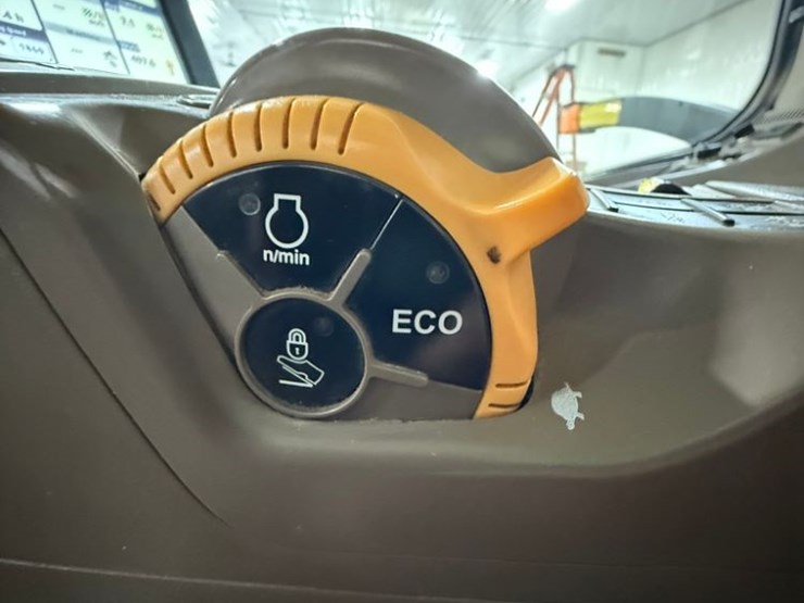 2016-john-deere-8245r-image-23