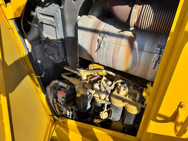 2019-caterpillar-d8t-image-55