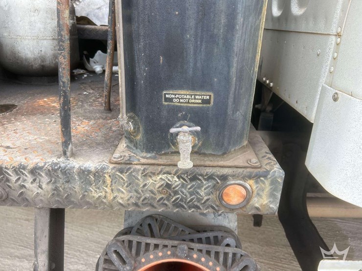 2014-freightliner-m2-106-image-45