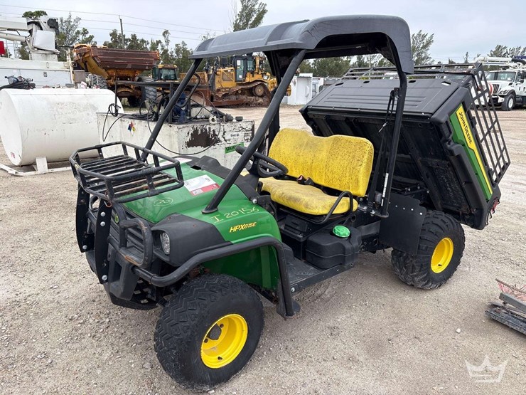 2021-john-deere-gator-image-1