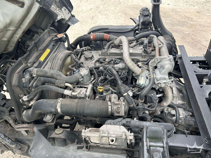 2016-isuzu-npr-image-7