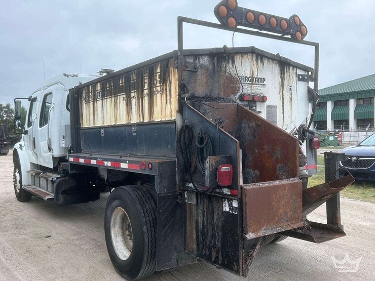 2014-freightliner-m2-106-image-4