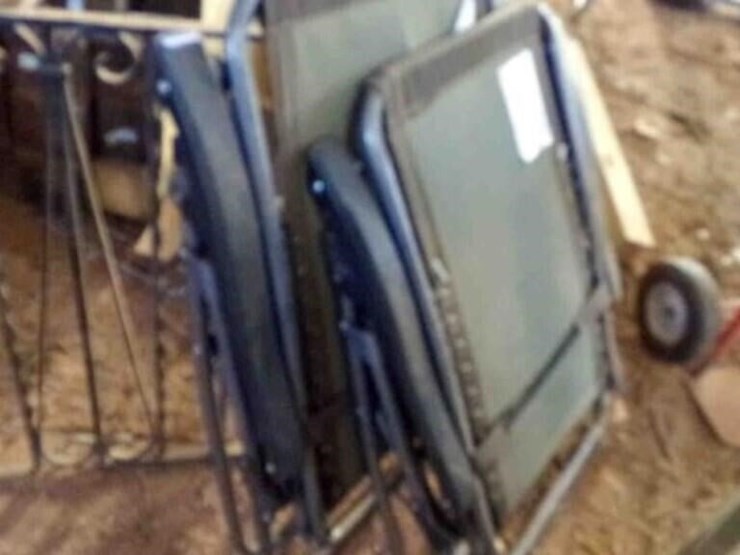 metal-folding-table-+-2-lounge-chairs-image-2