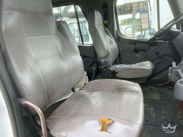 2014-freightliner-m2-106-image-20