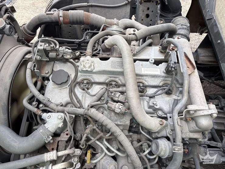 2011-isuzu-npr-image-15