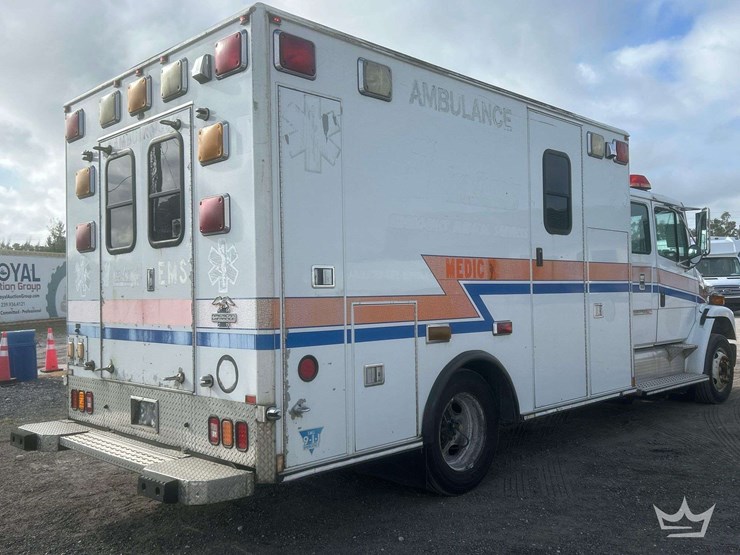 2003-freightliner-fl60-image-3