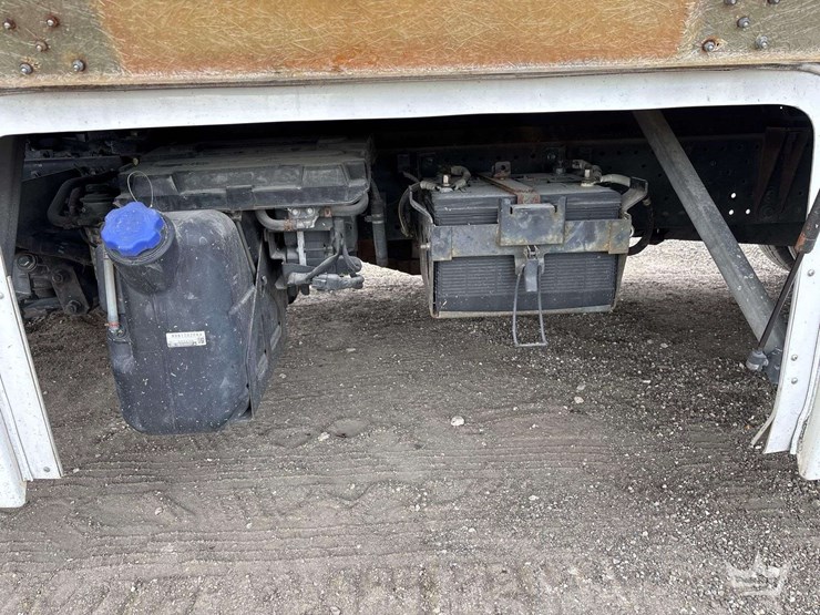 2011-isuzu-npr-image-19