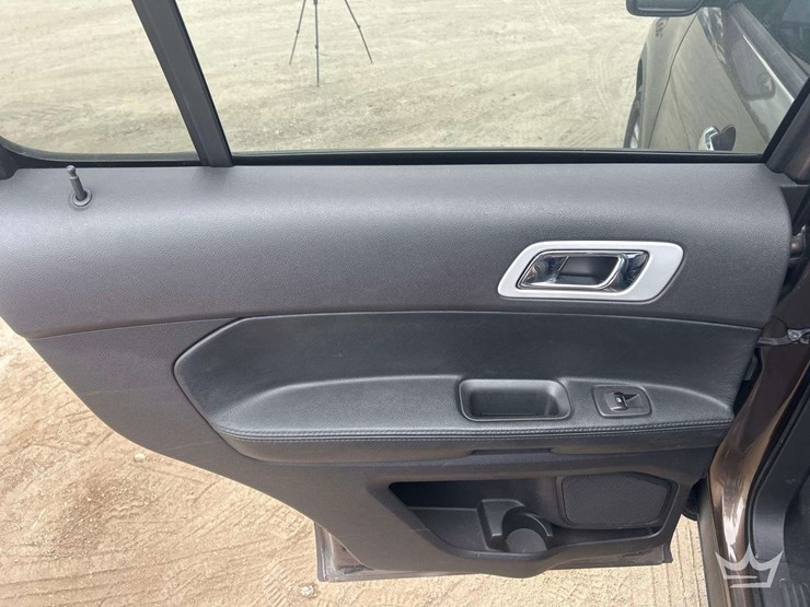 2015-ford-explorer-image-10