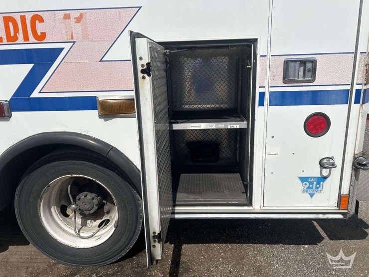 2004-freightliner-fl60-image-24