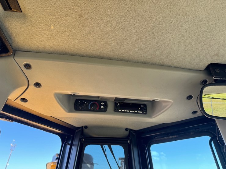 2019-caterpillar-d8t-image-40