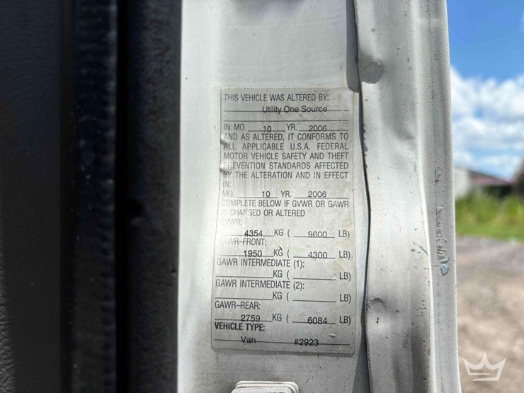 2006-chevrolet-express-3500-image-13