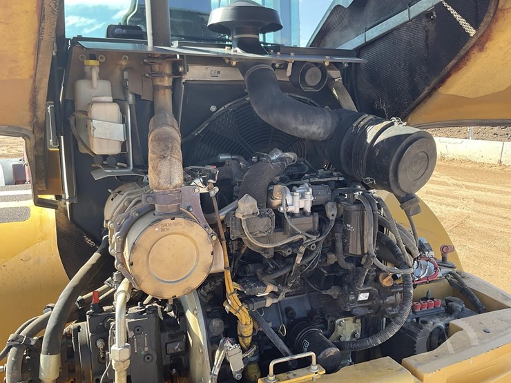 2015-deere-324k-image-27