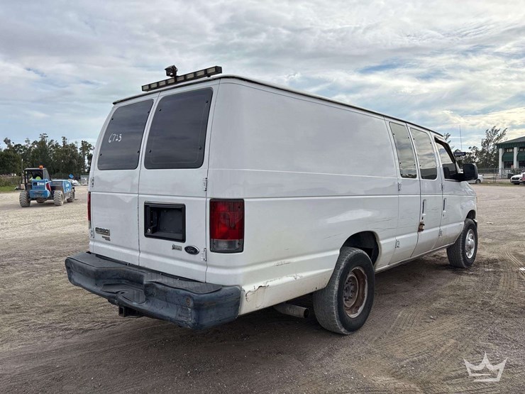 2013-ford-cargo-image-3