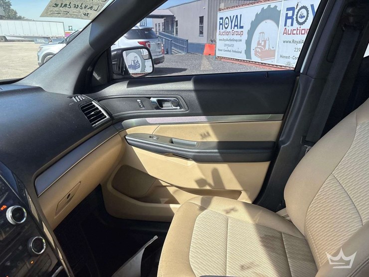 2017-ford-explorer-image-16