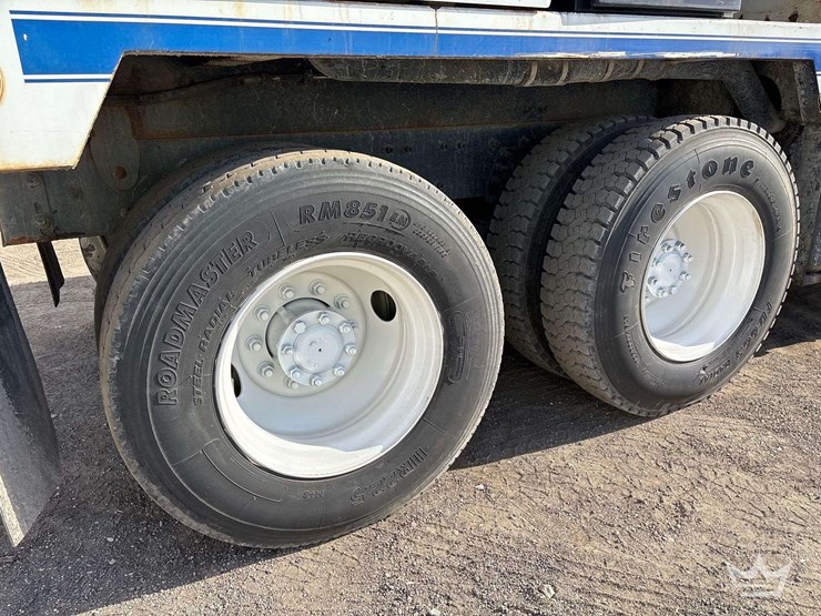 2009-international-7400-image-40