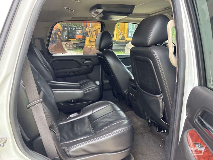 2010-chevrolet-tahoe-image-17