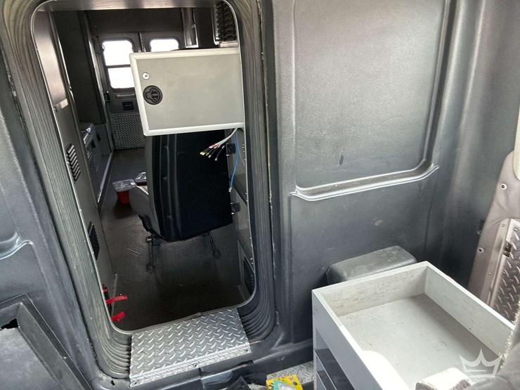 2003-freightliner-fl60-image-18