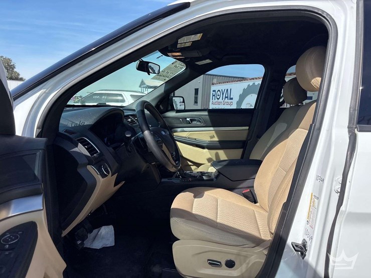 2017-ford-explorer-image-11