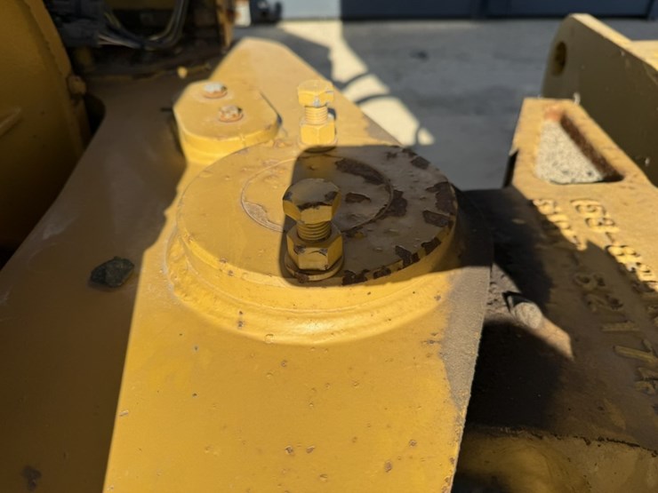 2010-caterpillar-740-image-21