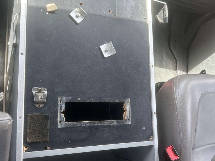 2005-freightliner-m2-106-image-16