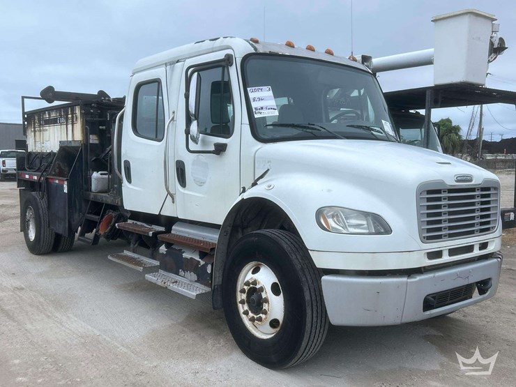 2014-freightliner-m2-106-image-2