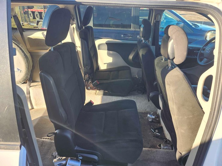 2015-dodge-grand-caravan-sxt-image-38