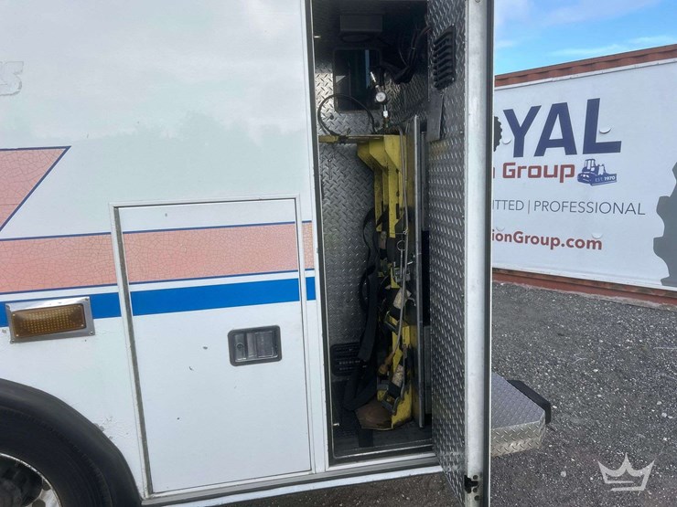 2003-freightliner-fl60-image-28