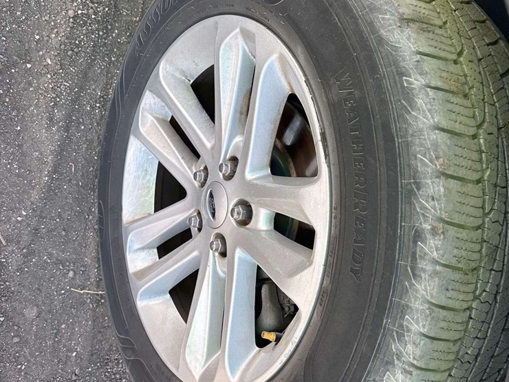 2017-ford-explorer-image-24