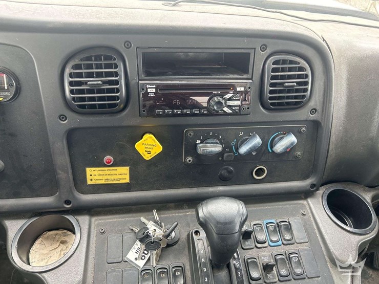 2019-freightliner-m2-106-image-12