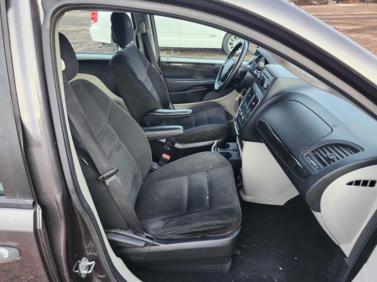 2015-dodge-grand-caravan-image-39