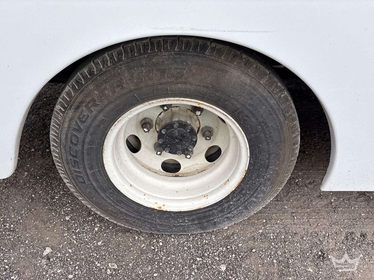 2011-isuzu-npr-image-24